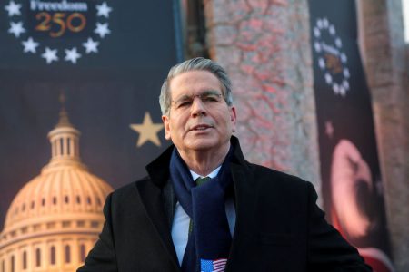 Μπέσεντ από Νταβός: «Απερίσκεπτη» μια ευρωπαϊκή αντίδραση για Γροιλανδία