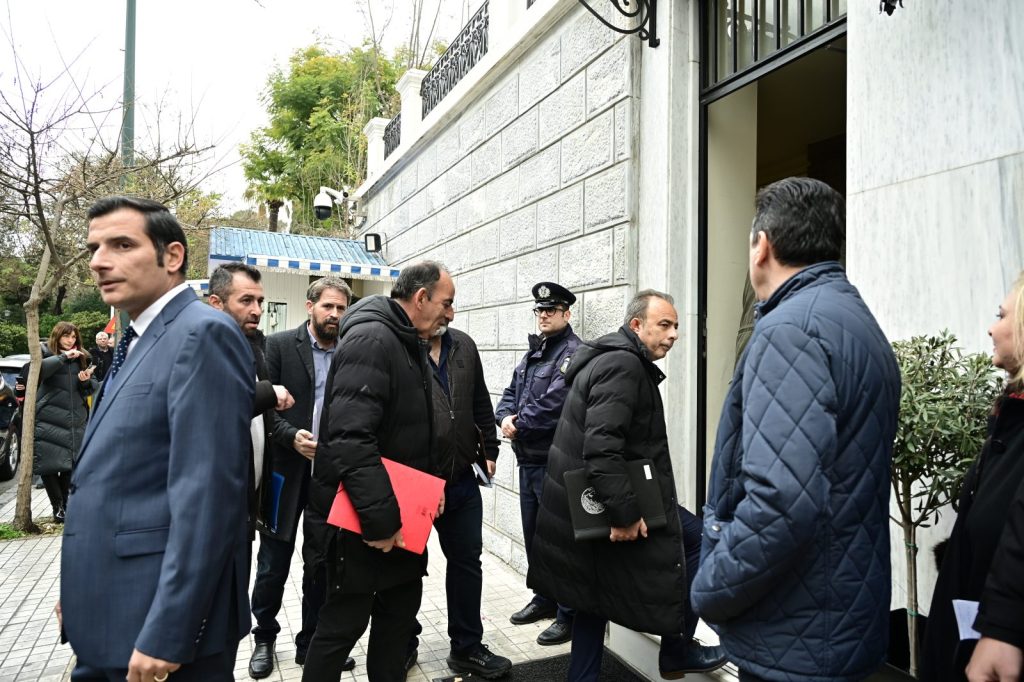 Μπλόκα: Έφτασαν οι αγρότες στο Μαξίμου χωρίς δηλώσεις, παρών αλλά εκτός ο Ανεστίδης