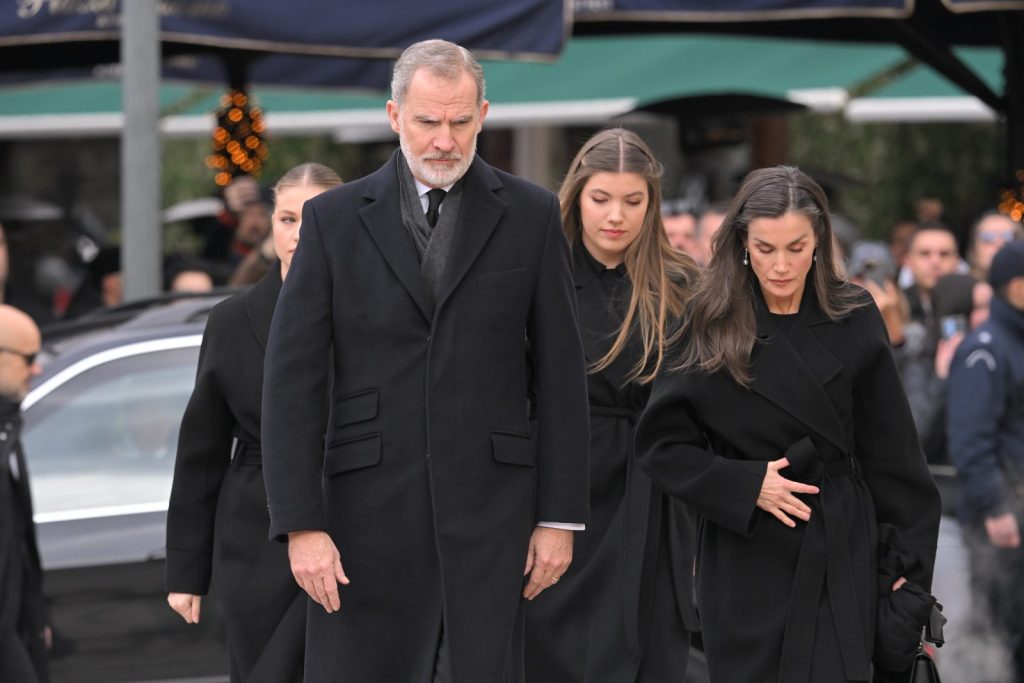 Πριγκίπισσα Ειρήνη: Σε λαϊκό προσκύνημα η σορός της – Σήμερα στο Τατόι η κηδεία