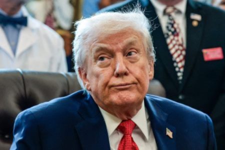 Ο Τραμπ κλείνει τα μάτια του στα υπουργικά συμβούλια από βαρεμάρα