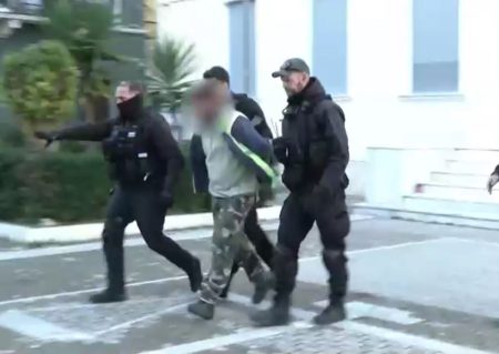 Δολοφονία στο Αγρίνιο: Τι υποστηρίζει ο δράστης, τα ερωτήματα