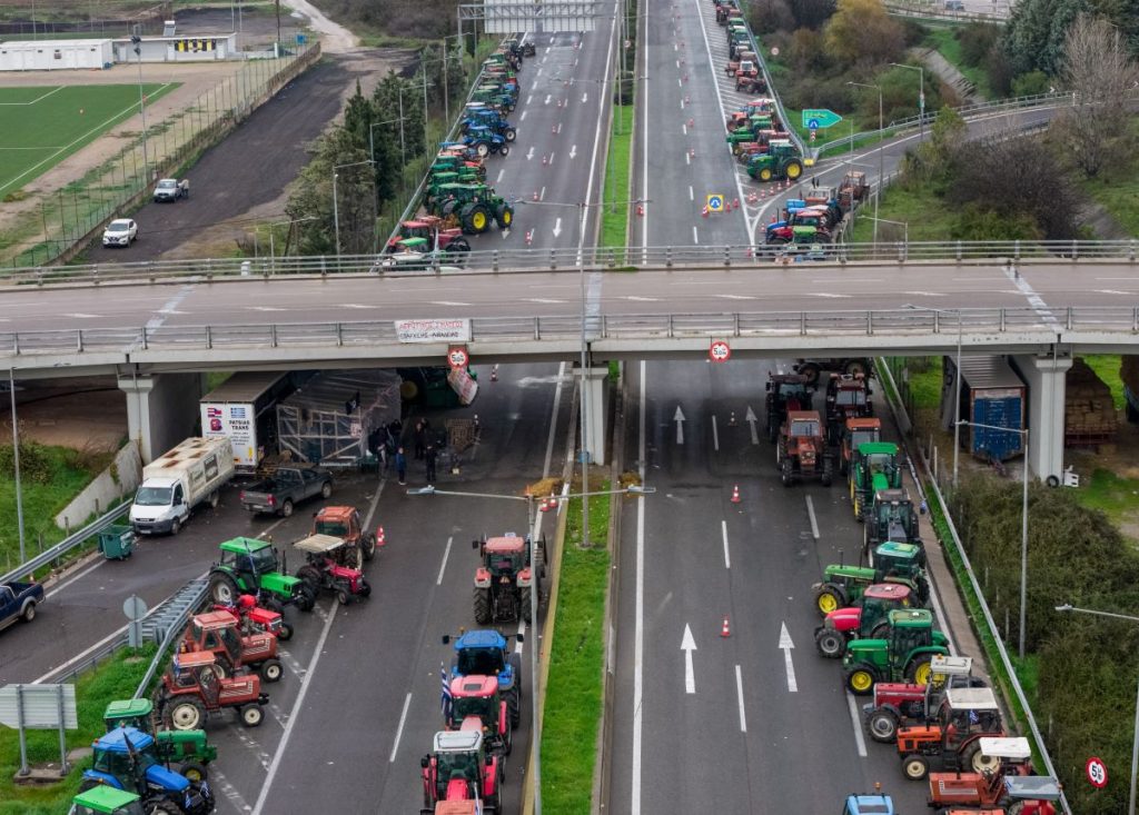 Αγρότες: Από τα μπλόκα στο ραντεβού οι «σκληροί» – Μάχη για το αύριο της υπαίθρου στο Μέγαρο Μαξίμου
