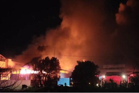 Μενίδι: Μεγάλη πυρκαγιά σε εργοστάσιο – Χτύπησε 112