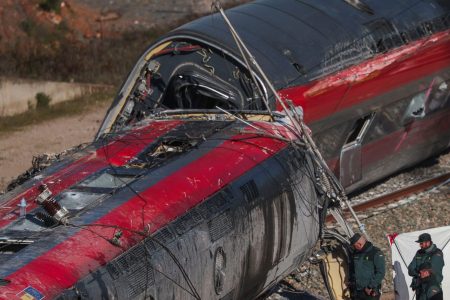 Ισπανία: Τριήμερο πένθος μετά τη σιδηροδρομική τραγωδία – Διαφάνεια υπόσχεται ο Σάντσεθ – Οι προειδοποιήσεις που αγνοήθηκαν