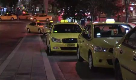 Αιματηρή ληστεία στο Αιγάλεω – Μαχαίρωσαν οδηγό ταξί και του έκλεψαν το αυτοκίνητο