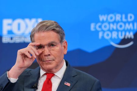 Μπέσεντ στο Νταβός: «Η Ευρώπη να μην αντιδράσει στους δασμούς των ΗΠΑ»