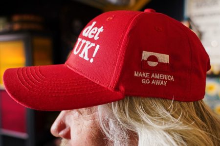 «Make America Go Away»: Τα καπέλα MAGA που ενώνουν Δανία και Γροιλανδία