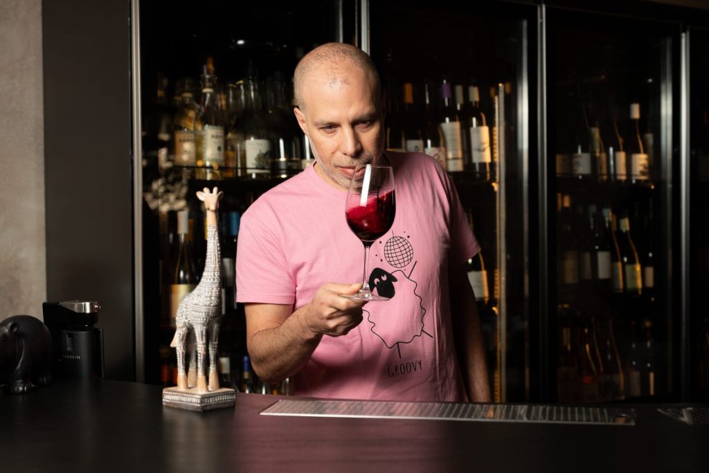 Ο Βασίλης Παπαδόπουλος είναι ο σομελιέ που όλοι θα θέλαμε για φίλο