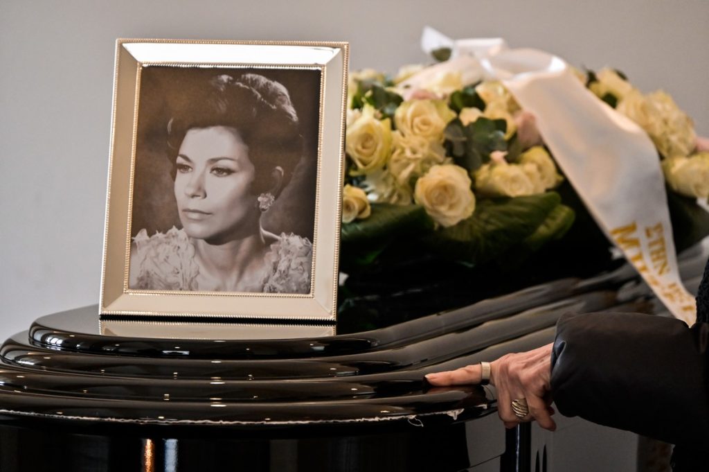 Κηδεία Μέλπως Ζαρόκωστα: Το τελευταίο χειροκρότημα στην ηθοποιό