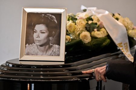 Κηδεία Μέλπως Ζαρόκωστα: Το τελευταίο χειροκρότημα στην ηθοποιό