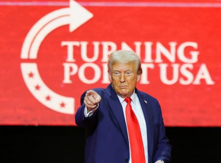 Νταβός: Ο επιθετικός καλπασμός Τραμπ και τα ασταθή βήματα της Ευρώπης