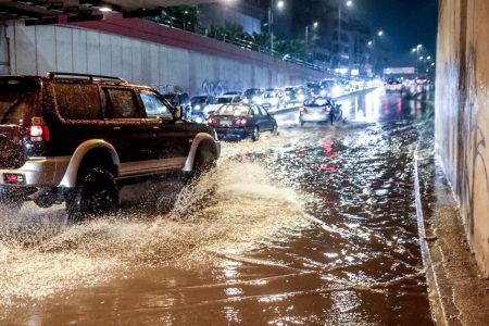 Κακοκαιρία: Σε «κόκκινο» συναγερμό η χώρα - Μπαράζ 112, κλειστά σχολεία και γενική επιφυλακή