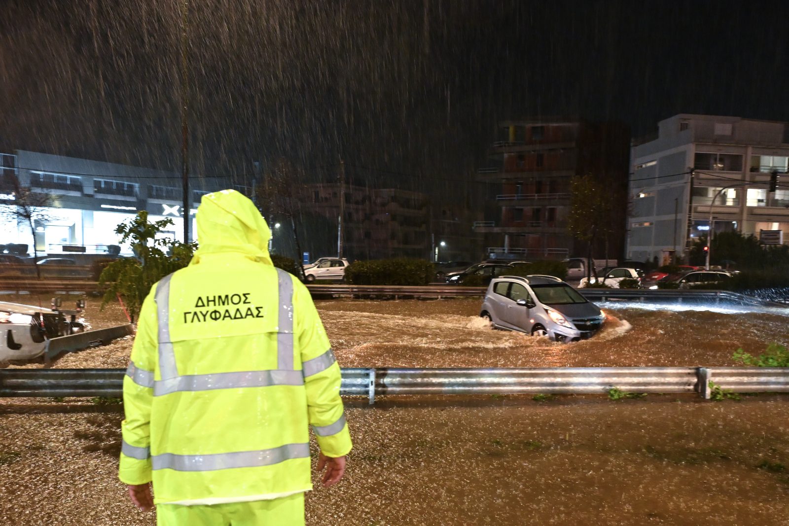Δυο νεκροί από την κακοκαιρία: Εικόνες καταστροφής στην Αττική, αυτοκίνητα θαμμένα στη λάσπη