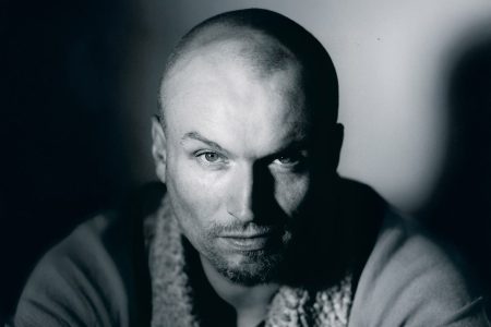 Μαρκ Ρέιβενχιλ: «Στα ’90s νομίζαμε ότι τα McDonald’s θα έφερναν την ειρήνη, τώρα όλοι είναι γεμάτοι φόβο»