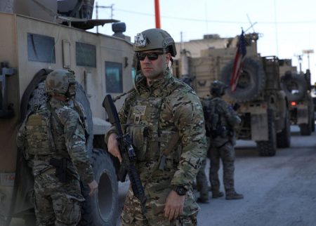 Συρία: Κρατούμενους του ISIS στο Ιράκ μεταφέρουν οι ΗΠΑ- Από μια κλωστή η εκεχειρία