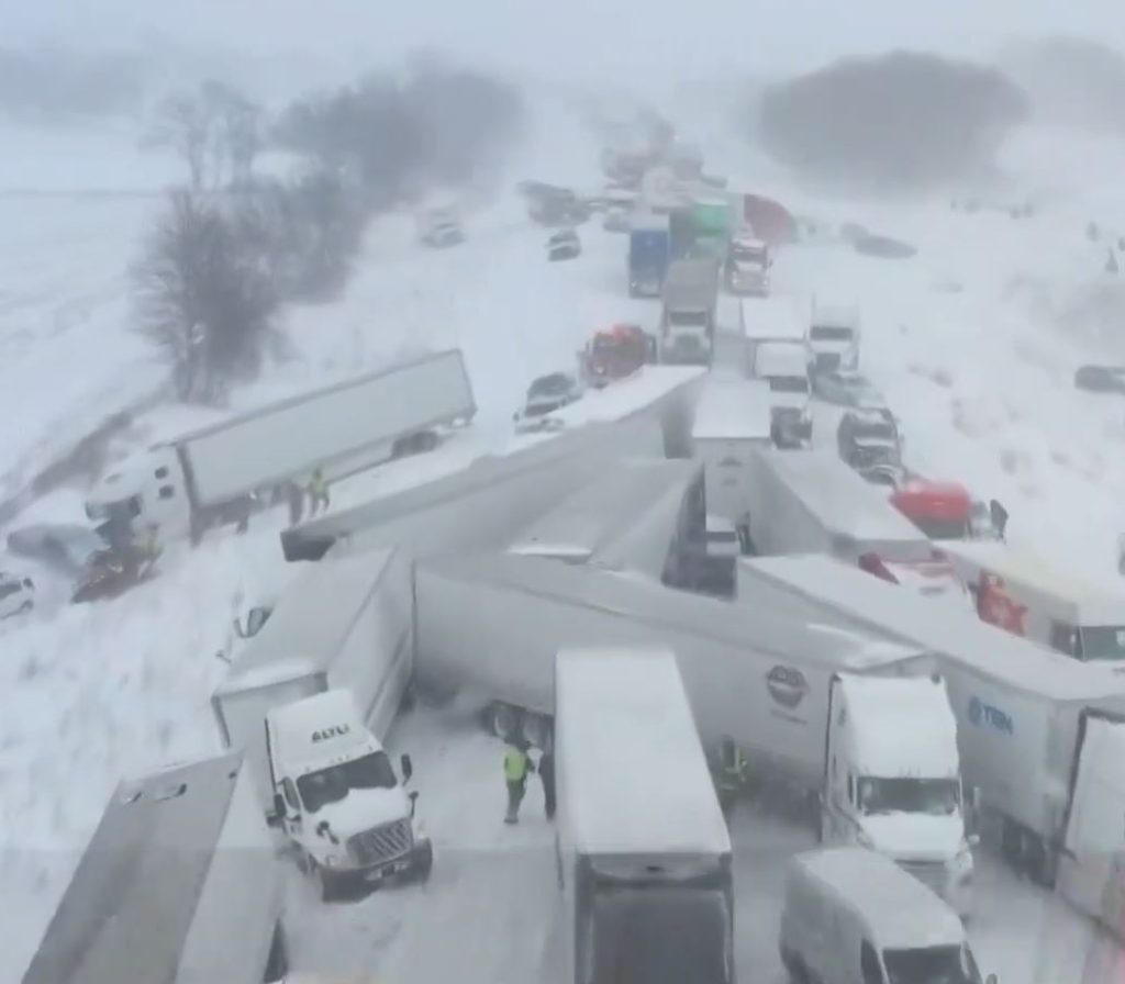 Τρελή καραμπόλα 100 οχημάτων λόγω χιονιού, θαμμένα σπίτια