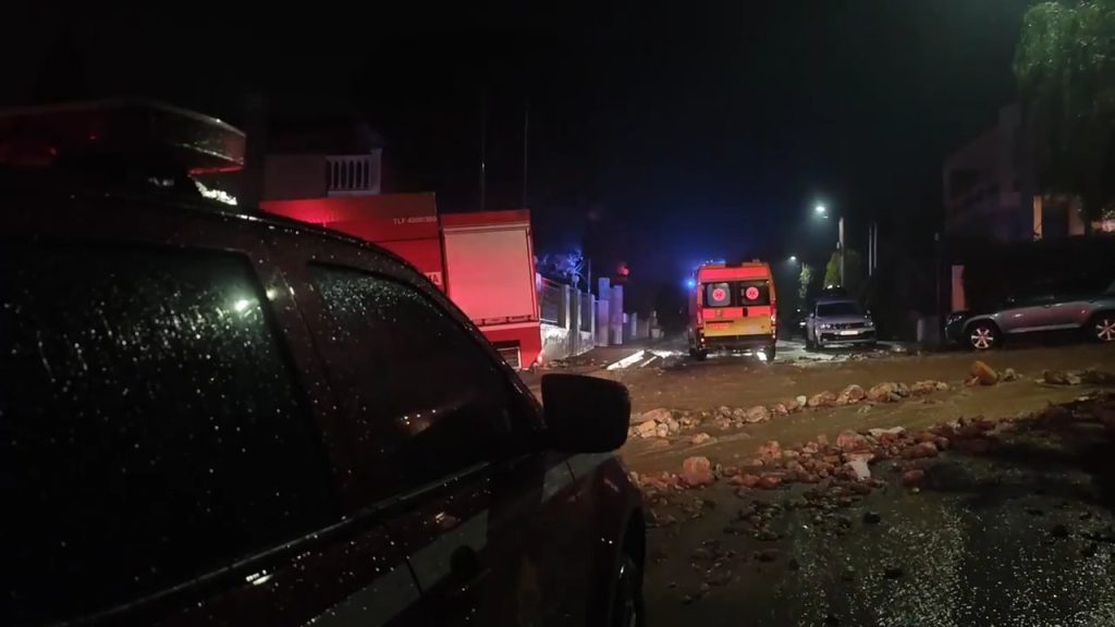 Κακοκαιρία: Νεκρή γυναίκα στη Γλυφάδα – Χτυπήθηκε από ΙΧ που παρασύρθηκε από τα νερά