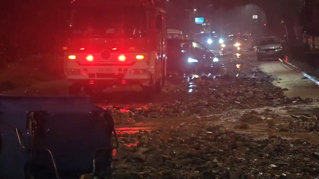 Κακοκαιρία: Νεκρή γυναίκα στη Γλυφάδα – Χτυπήθηκε από ΙΧ που παρασύρθηκε από τα νερά