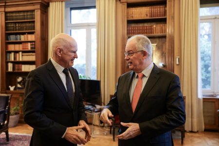 Στο Προεδρικό ο ΓΑΠ – Το δώρο από την Πάτρα και το «μενού» της συζήτησης