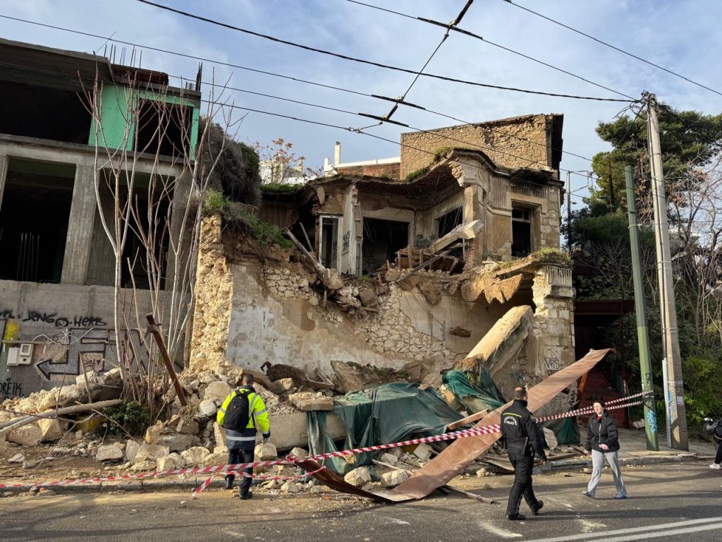 Κακοκαιρία: Παρέμβαση του Δήμου Πειραιά στο κτήριο που εν μέρει κατέρρευσε στην Καστέλλα