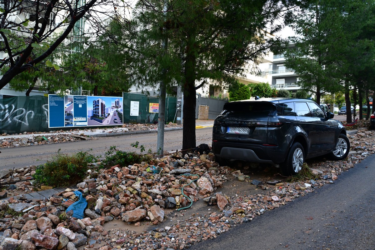 Καταστροφές στην Άνω Γλυφάδα, από την κακοκαιρία, Πέμπτη 22 Ιανουαρίου 2026. Μεγάλα προβλήματα καταγράφηκαν από τις έντονες και ισχυρές βροχοπτώσεις, που σημειώθηκαν λίγο μετά τις 5 το απόγευμα της Τετάρτης 21/1, όταν οι δρόμοι μετατράπηκαν σε ποτάμια παρασύροντας πέτρες, μπάζα, σκουπίδια από τον Υμηττό. (ΤΑΤΙΑΝΑ ΜΠΟΛΑΡΗ/EUROKINISSI)