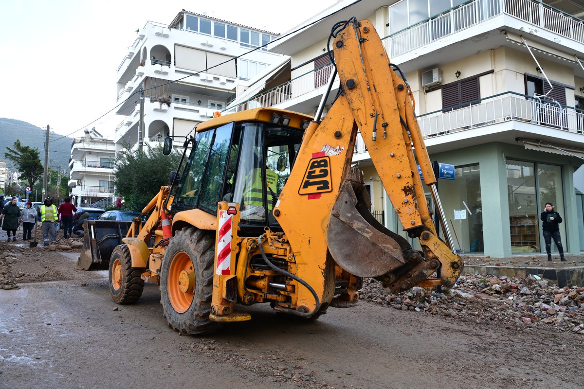Καταστροφές στην Άνω Γλυφάδα, από την κακοκαιρία, Πέμπτη 22 Ιανουαρίου 2026. Μεγάλα προβλήματα καταγράφηκαν από τις έντονες και ισχυρές βροχοπτώσεις, που σημειώθηκαν λίγο μετά τις 5 το απόγευμα της Τετάρτης 21/1, όταν οι δρόμοι μετατράπηκαν σε ποτάμια παρασύροντας πέτρες, μπάζα, σκουπίδια από τον Υμηττό. (ΤΑΤΙΑΝΑ ΜΠΟΛΑΡΗ/EUROKINISSI)