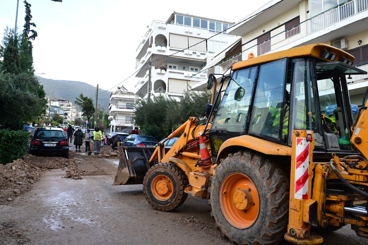 Καταστροφές στην Άνω Γλυφάδα, από την κακοκαιρία, Πέμπτη 22 Ιανουαρίου 2026. Μεγάλα προβλήματα καταγράφηκαν από τις έντονες και ισχυρές βροχοπτώσεις, που σημειώθηκαν λίγο μετά τις 5 το απόγευμα της Τετάρτης 21/1, όταν οι δρόμοι μετατράπηκαν σε ποτάμια παρασύροντας πέτρες, μπάζα, σκουπίδια από τον Υμηττό. (ΤΑΤΙΑΝΑ ΜΠΟΛΑΡΗ/EUROKINISSI)