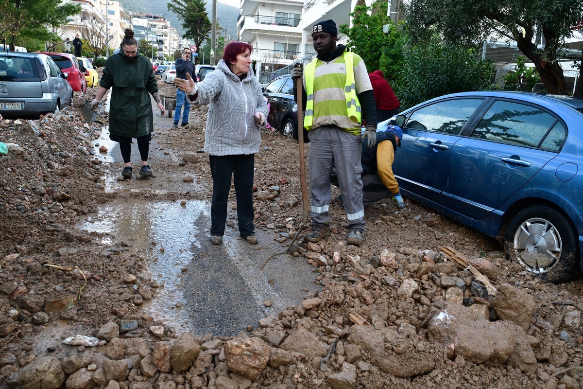 Καταστροφές στην Άνω Γλυφάδα, από την κακοκαιρία, Πέμπτη 22 Ιανουαρίου 2026. Μεγάλα προβλήματα καταγράφηκαν από τις έντονες και ισχυρές βροχοπτώσεις, που σημειώθηκαν λίγο μετά τις 5 το απόγευμα της Τετάρτης 21/1, όταν οι δρόμοι μετατράπηκαν σε ποτάμια παρασύροντας πέτρες, μπάζα, σκουπίδια από τον Υμηττό. (ΤΑΤΙΑΝΑ ΜΠΟΛΑΡΗ/EUROKINISSI)