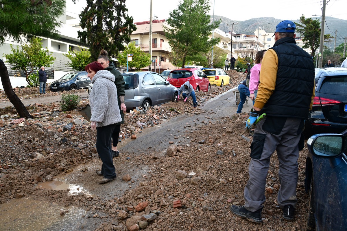 Καταστροφές στην Άνω Γλυφάδα, από την κακοκαιρία, Πέμπτη 22 Ιανουαρίου 2026. Μεγάλα προβλήματα καταγράφηκαν από τις έντονες και ισχυρές βροχοπτώσεις, που σημειώθηκαν λίγο μετά τις 5 το απόγευμα της Τετάρτης 21/1, όταν οι δρόμοι μετατράπηκαν σε ποτάμια παρασύροντας πέτρες, μπάζα, σκουπίδια από τον Υμηττό. (ΤΑΤΙΑΝΑ ΜΠΟΛΑΡΗ/EUROKINISSI)