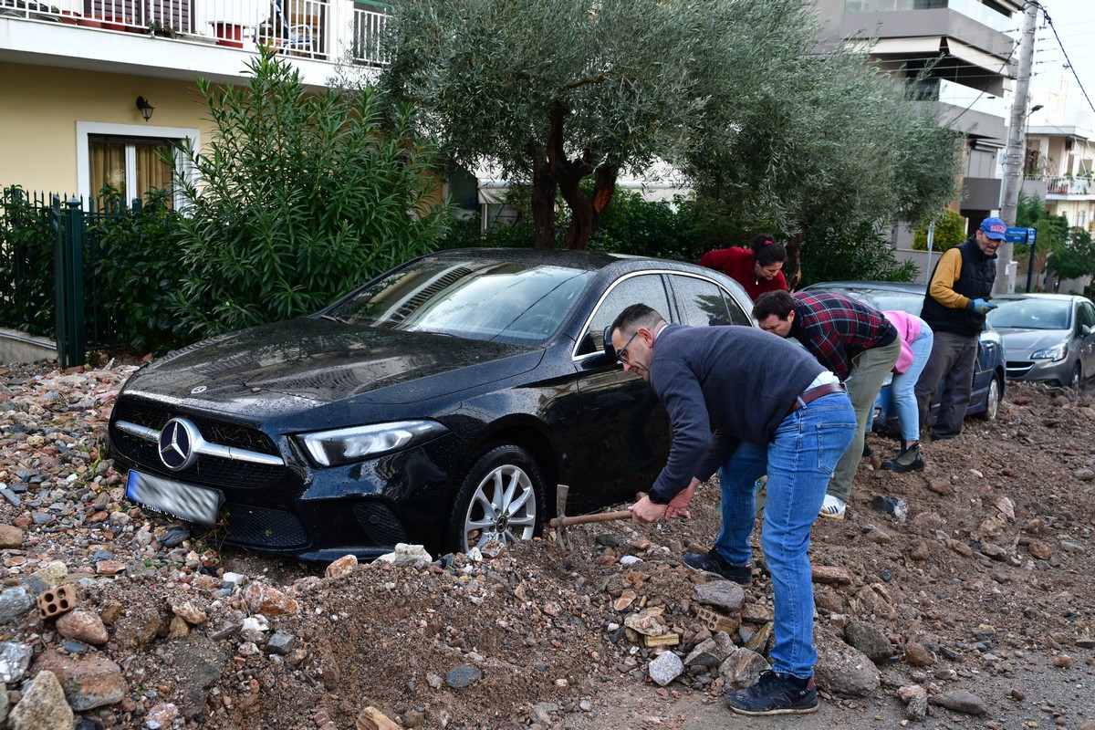 Καταστροφές στην Άνω Γλυφάδα, από την κακοκαιρία, Πέμπτη 22 Ιανουαρίου 2026. Μεγάλα προβλήματα καταγράφηκαν από τις έντονες και ισχυρές βροχοπτώσεις, που σημειώθηκαν λίγο μετά τις 5 το απόγευμα της Τετάρτης 21/1, όταν οι δρόμοι μετατράπηκαν σε ποτάμια παρασύροντας πέτρες, μπάζα, σκουπίδια από τον Υμηττό. (ΤΑΤΙΑΝΑ ΜΠΟΛΑΡΗ/EUROKINISSI)