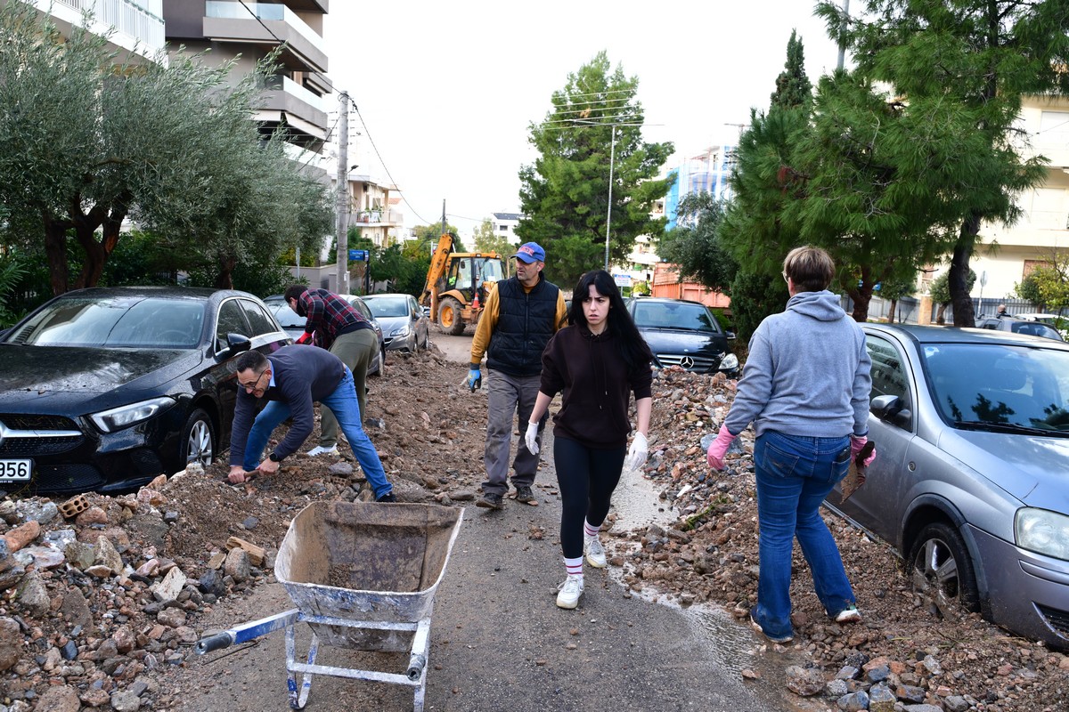 Καταστροφές στην Άνω Γλυφάδα, από την κακοκαιρία, Πέμπτη 22 Ιανουαρίου 2026. Μεγάλα προβλήματα καταγράφηκαν από τις έντονες και ισχυρές βροχοπτώσεις, που σημειώθηκαν λίγο μετά τις 5 το απόγευμα της Τετάρτης 21/1, όταν οι δρόμοι μετατράπηκαν σε ποτάμια παρασύροντας πέτρες, μπάζα, σκουπίδια από τον Υμηττό. (ΤΑΤΙΑΝΑ ΜΠΟΛΑΡΗ/EUROKINISSI)