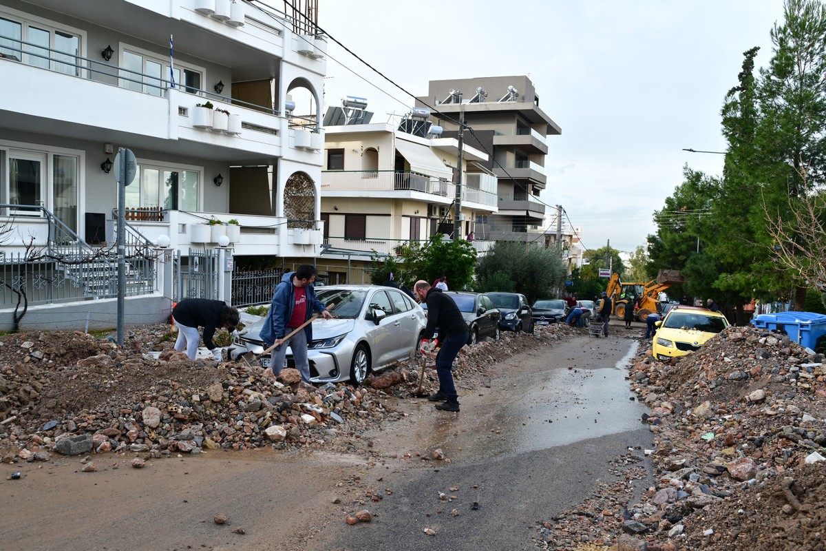 Καταστροφές στην Άνω Γλυφάδα, από την κακοκαιρία, Πέμπτη 22 Ιανουαρίου 2026. Μεγάλα προβλήματα καταγράφηκαν από τις έντονες και ισχυρές βροχοπτώσεις, που σημειώθηκαν λίγο μετά τις 5 το απόγευμα της Τετάρτης 21/1, όταν οι δρόμοι μετατράπηκαν σε ποτάμια παρασύροντας πέτρες, μπάζα, σκουπίδια από τον Υμηττό. (ΤΑΤΙΑΝΑ ΜΠΟΛΑΡΗ/EUROKINISSI)