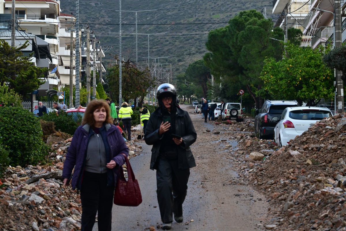 Καταστροφές στην Άνω Γλυφάδα, από την κακοκαιρία, Πέμπτη 22 Ιανουαρίου 2026. Μεγάλα προβλήματα καταγράφηκαν από τις έντονες και ισχυρές βροχοπτώσεις, που σημειώθηκαν λίγο μετά τις 5 το απόγευμα της Τετάρτης 21/1, όταν οι δρόμοι μετατράπηκαν σε ποτάμια παρασύροντας πέτρες, μπάζα, σκουπίδια από τον Υμηττό. (ΤΑΤΙΑΝΑ ΜΠΟΛΑΡΗ/EUROKINISSI)