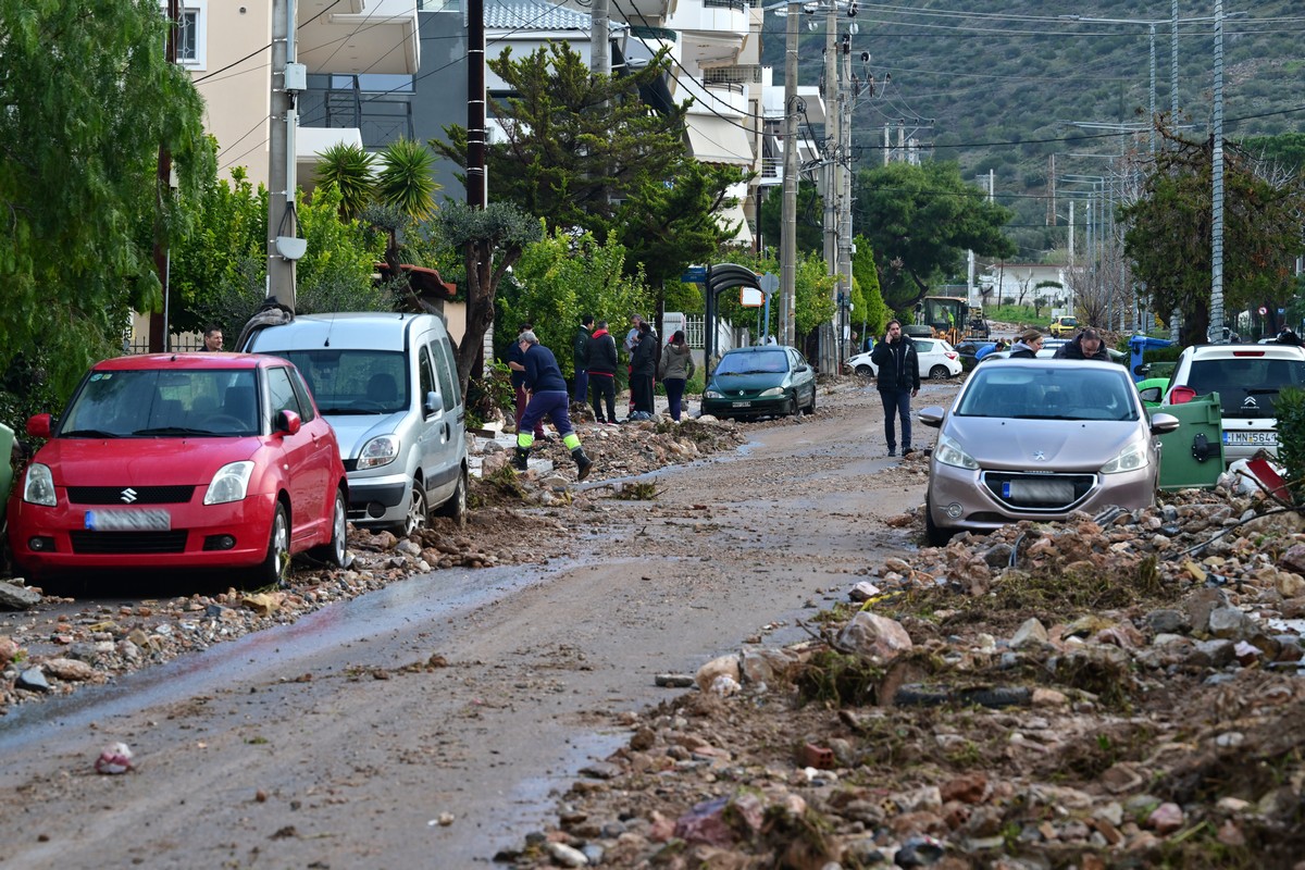 Καταστροφές στην Άνω Γλυφάδα, από την κακοκαιρία, Πέμπτη 22 Ιανουαρίου 2026. Μεγάλα προβλήματα καταγράφηκαν από τις έντονες και ισχυρές βροχοπτώσεις, που σημειώθηκαν λίγο μετά τις 5 το απόγευμα της Τετάρτης 21/1, όταν οι δρόμοι μετατράπηκαν σε ποτάμια παρασύροντας πέτρες, μπάζα, σκουπίδια από τον Υμηττό. (ΤΑΤΙΑΝΑ ΜΠΟΛΑΡΗ/EUROKINISSI)