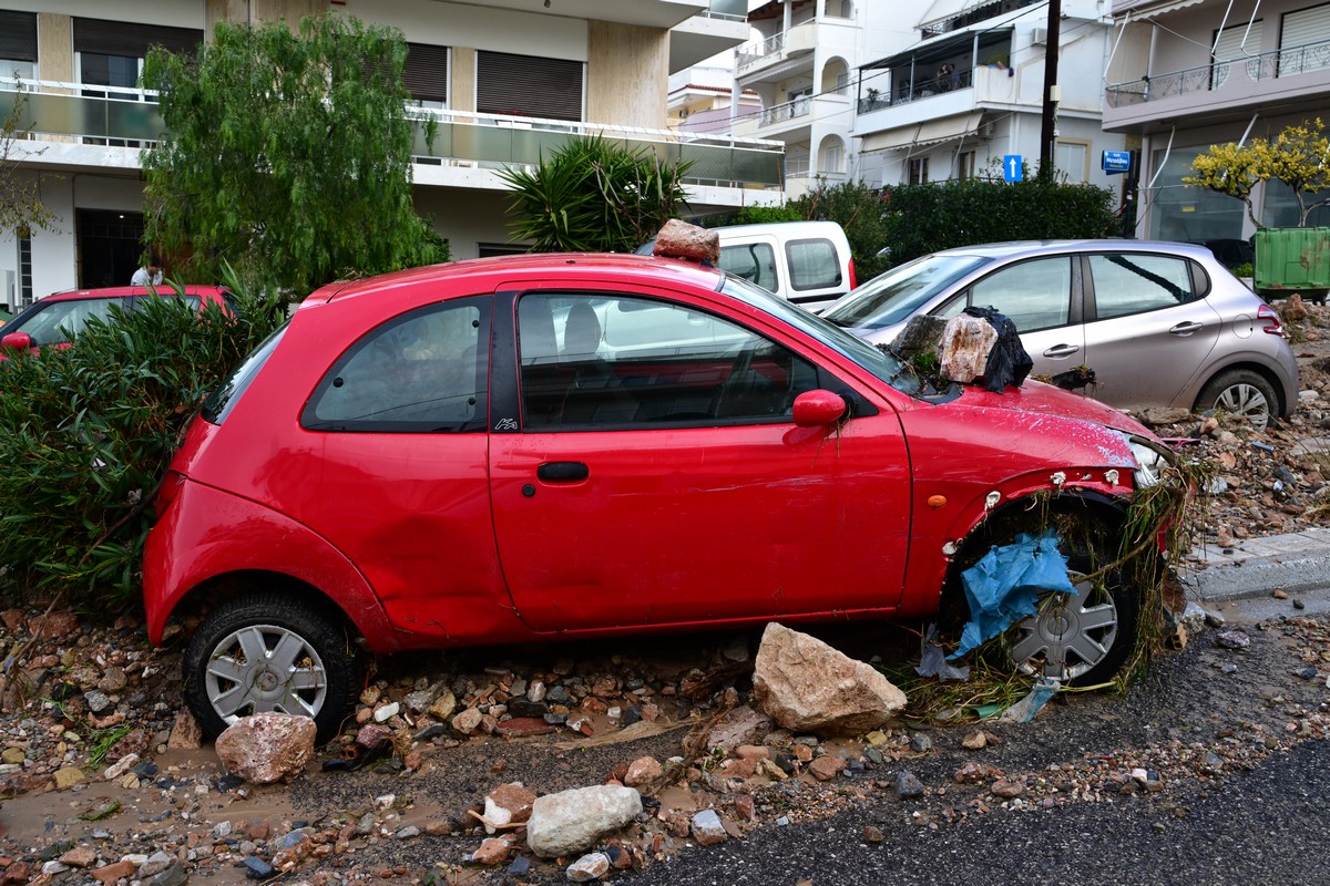 Καταστροφές στην Άνω Γλυφάδα, από την κακοκαιρία, Πέμπτη 22 Ιανουαρίου 2026. Μεγάλα προβλήματα καταγράφηκαν από τις έντονες και ισχυρές βροχοπτώσεις, που σημειώθηκαν λίγο μετά τις 5 το απόγευμα της Τετάρτης 21/1, όταν οι δρόμοι μετατράπηκαν σε ποτάμια παρασύροντας πέτρες, μπάζα, σκουπίδια από τον Υμηττό. (ΤΑΤΙΑΝΑ ΜΠΟΛΑΡΗ/EUROKINISSI)