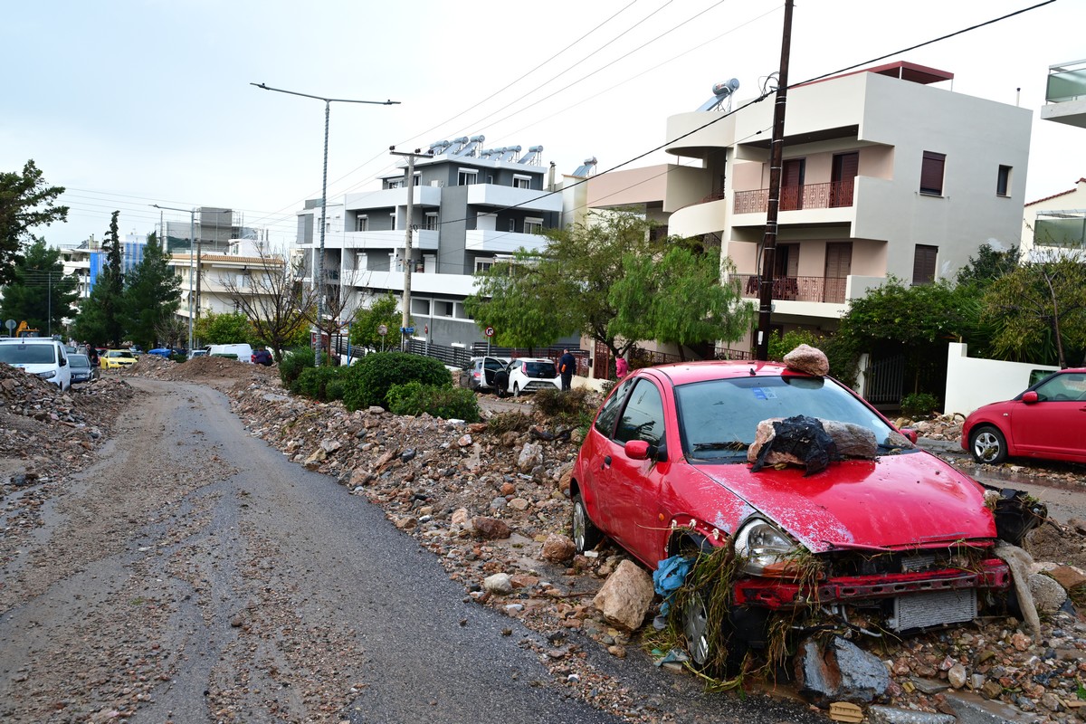 Καταστροφές στην Άνω Γλυφάδα, από την κακοκαιρία, Πέμπτη 22 Ιανουαρίου 2026. Μεγάλα προβλήματα καταγράφηκαν από τις έντονες και ισχυρές βροχοπτώσεις, που σημειώθηκαν λίγο μετά τις 5 το απόγευμα της Τετάρτης 21/1, όταν οι δρόμοι μετατράπηκαν σε ποτάμια παρασύροντας πέτρες, μπάζα, σκουπίδια από τον Υμηττό. (ΤΑΤΙΑΝΑ ΜΠΟΛΑΡΗ/EUROKINISSI)