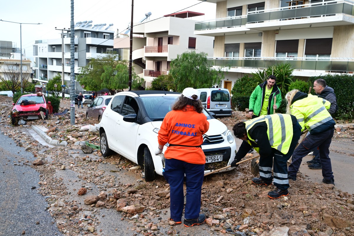 Καταστροφές στην Άνω Γλυφάδα, από την κακοκαιρία, Πέμπτη 22 Ιανουαρίου 2026. Μεγάλα προβλήματα καταγράφηκαν από τις έντονες και ισχυρές βροχοπτώσεις, που σημειώθηκαν λίγο μετά τις 5 το απόγευμα της Τετάρτης 21/1, όταν οι δρόμοι μετατράπηκαν σε ποτάμια παρασύροντας πέτρες, μπάζα, σκουπίδια από τον Υμηττό. (ΤΑΤΙΑΝΑ ΜΠΟΛΑΡΗ/EUROKINISSI)