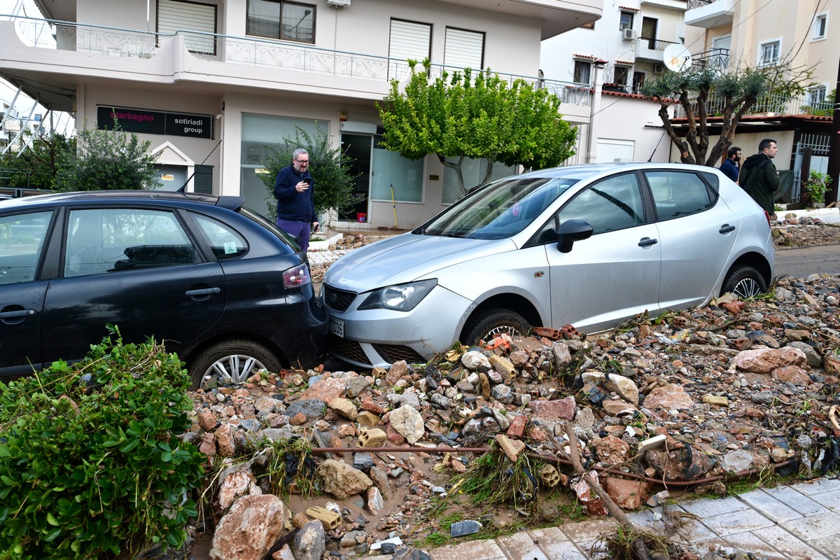 Καταστροφές στην Άνω Γλυφάδα, από την κακοκαιρία, Πέμπτη 22 Ιανουαρίου 2026. Μεγάλα προβλήματα καταγράφηκαν από τις έντονες και ισχυρές βροχοπτώσεις, που σημειώθηκαν λίγο μετά τις 5 το απόγευμα της Τετάρτης 21/1, όταν οι δρόμοι μετατράπηκαν σε ποτάμια παρασύροντας πέτρες, μπάζα, σκουπίδια από τον Υμηττό. (ΤΑΤΙΑΝΑ ΜΠΟΛΑΡΗ/EUROKINISSI)