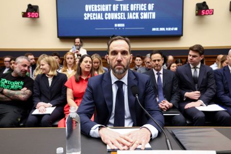 Τζακ Σμιθ κατά Τραμπ: «Προσπάθησε παράνομα να ανατρέψει το αποτέλεσμα του 2020»