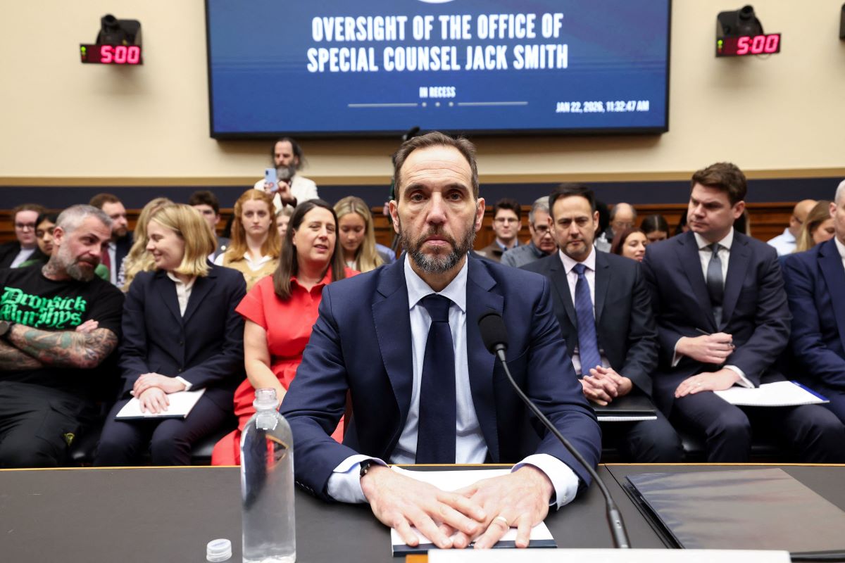 Τζακ Σμιθ κατά Τραμπ: «Προσπάθησε παράνομα να ανατρέψει το αποτέλεσμα του 2020»