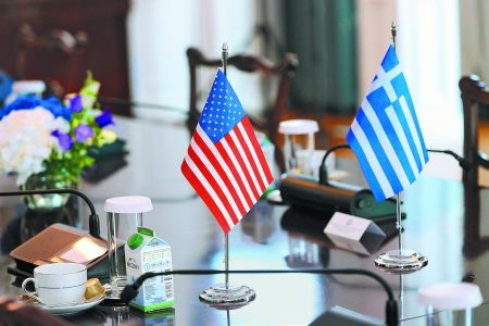ΗΠΑ – Ελλάδα: Ο «τυφώνας» Τραμπ «παγώνει» την κυβέρνηση, φόβος για τα ελληνοτουρκικά