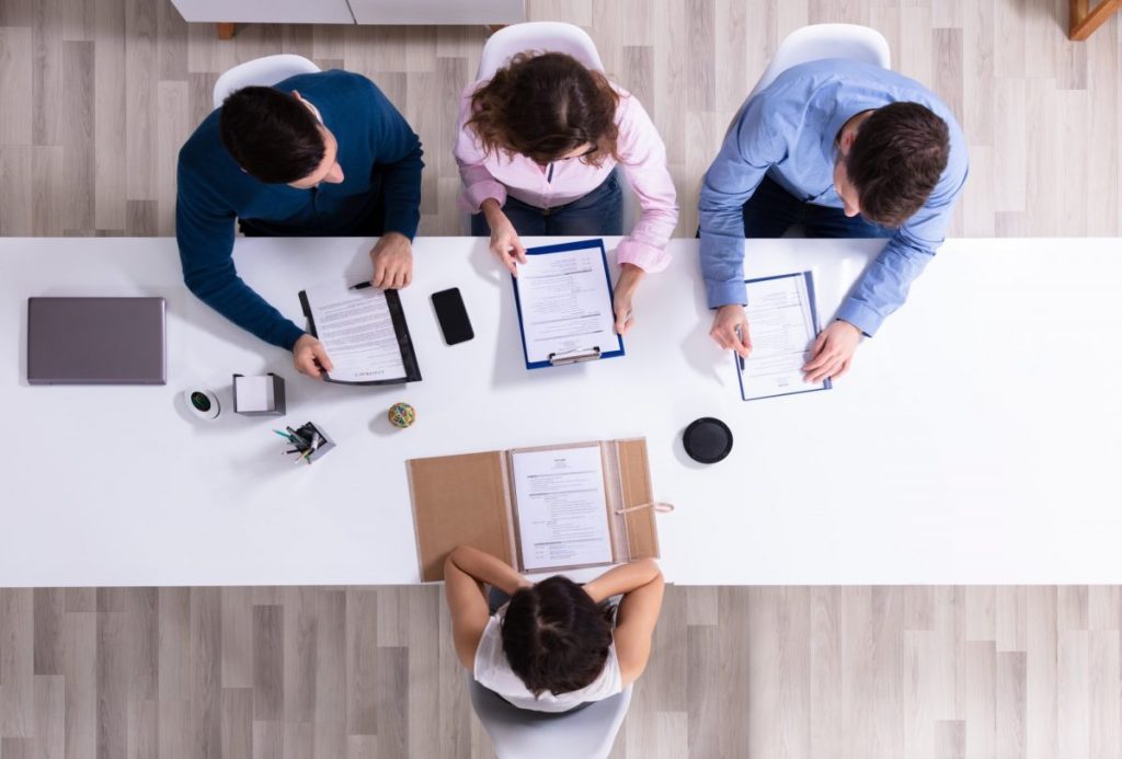 Ανατροπές στη φορολογία επιχειρήσεων: Δύο μέτρα-ανάσα στο προεκλογικό τραπέζι