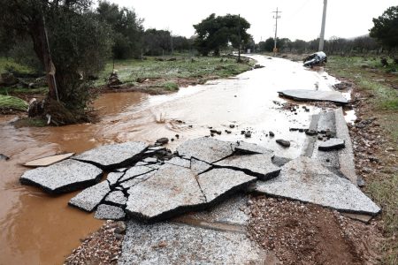Κακοκαιρία: Η Βάρη βυθισμένη στη λάσπη – Σε κατάσταση έκτακτης ανάγκης ο δήμος