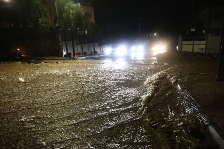 Πώς θα κινηθεί σήμερα η κακοκαιρία - Δύο νεκροί, λάσπες παντού