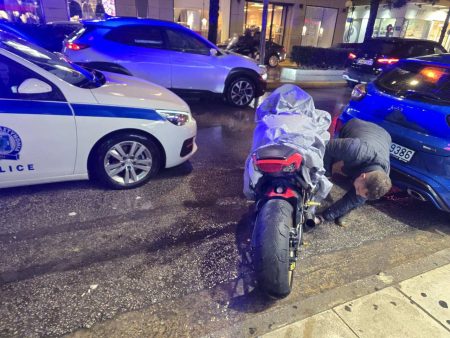 Βίντεο πρόδωσαν 22χρονο που οδηγούσε μηχανή χωρίς δίπλωμα και έκανε κόντρες