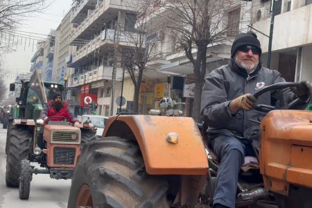 Μπλόκα αγροτών: Πορεία με τα τρακτέρ μέσα στη Λάρισα – «Συνεχίζουμε τον αγώνα»
