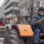 Μπλόκα αγροτών: Πορεία με τα τρακτέρ μέσα στη Λάρισα – «Συνεχίζουμε τον αγώνα»