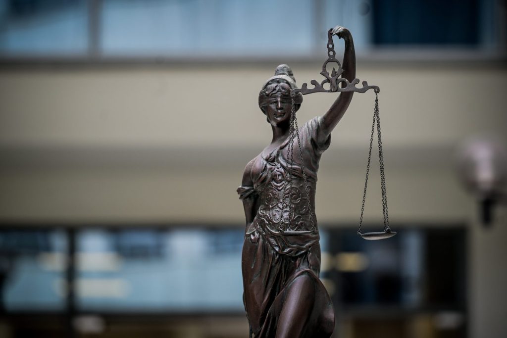 Τι απαντά το υπουργείο Δικαιοσύνης για τη διάταξη για την επιμέλεια των τέκνων