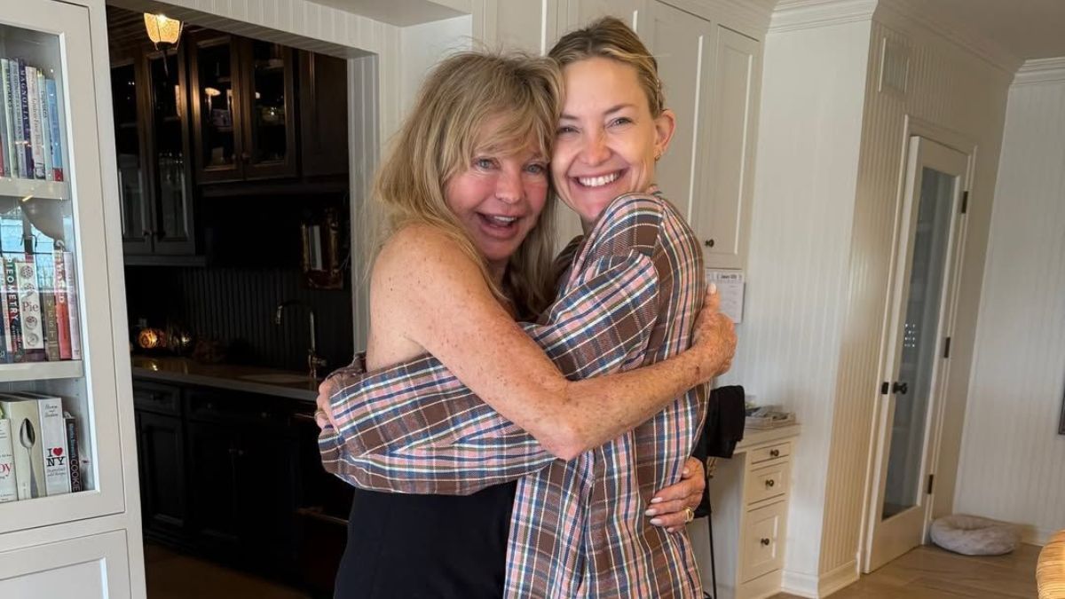 Η Kate Hudson γιορτάζει την υποψηφιότητα για Όσκαρ με τη μητέρα της με μία τρυφερή αγκαλιά
