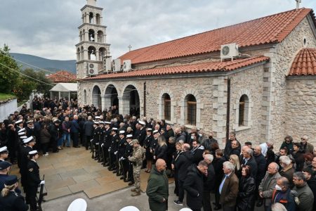 Θρήνος στην κηδεία του Λιμενικού – Η Βουλή «υιοθετεί» το παιδί του